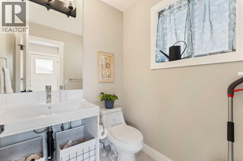 Photo 13 of 815 Erin Woods Drive Se, Calgary AB