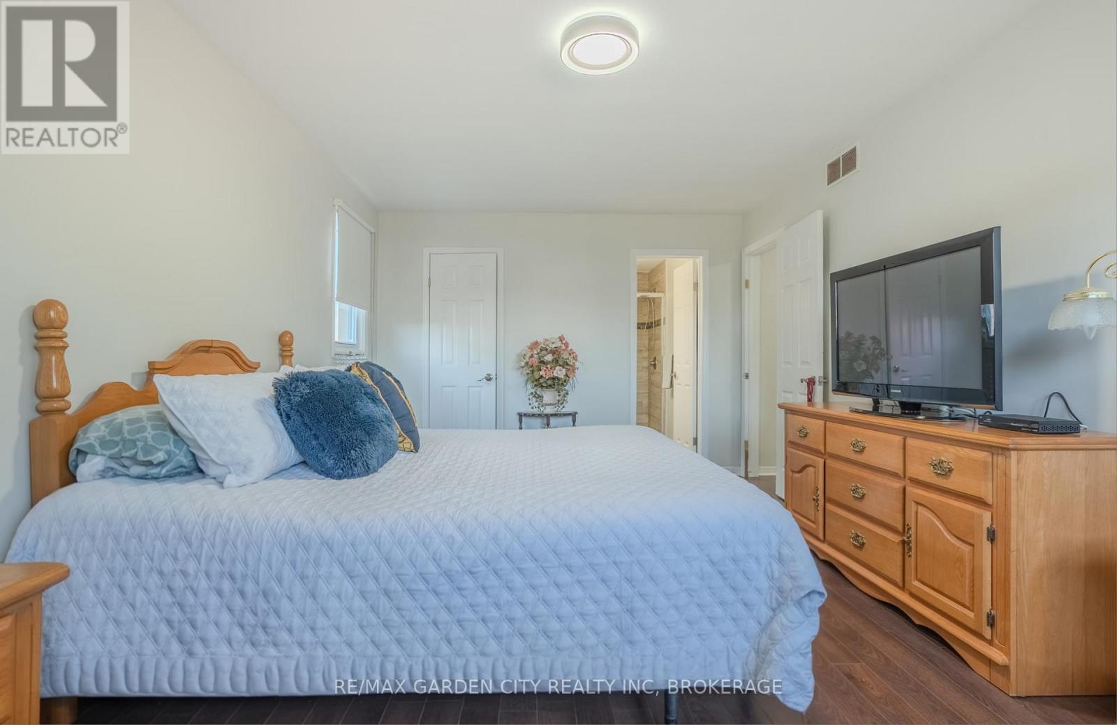 Photo 19 of 67 Chancery Circle, St Catharines ON