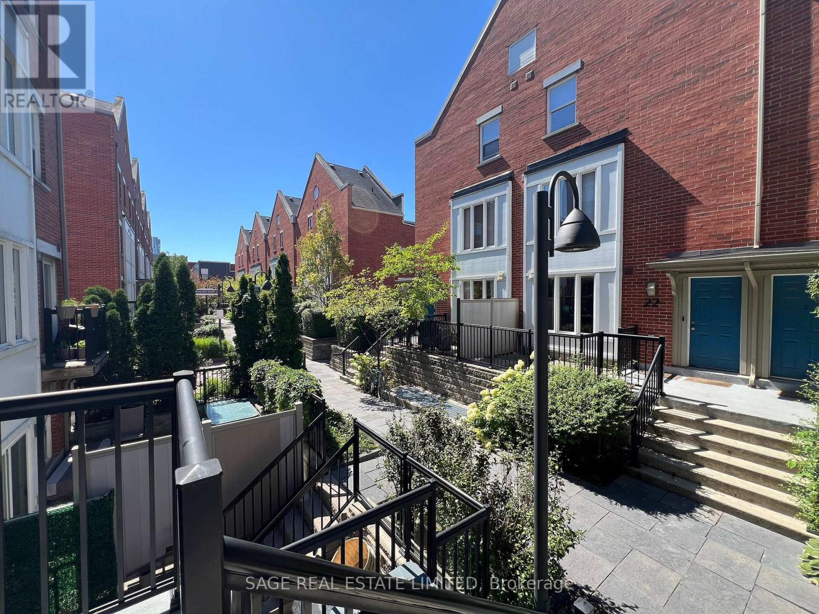 Photo 3 of 7 23 Frances Loring Lane, Toronto ON
