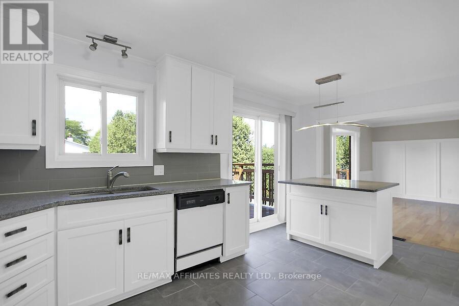 Photo 11 of 23 Tamblyn Crescent, Ottawa ON