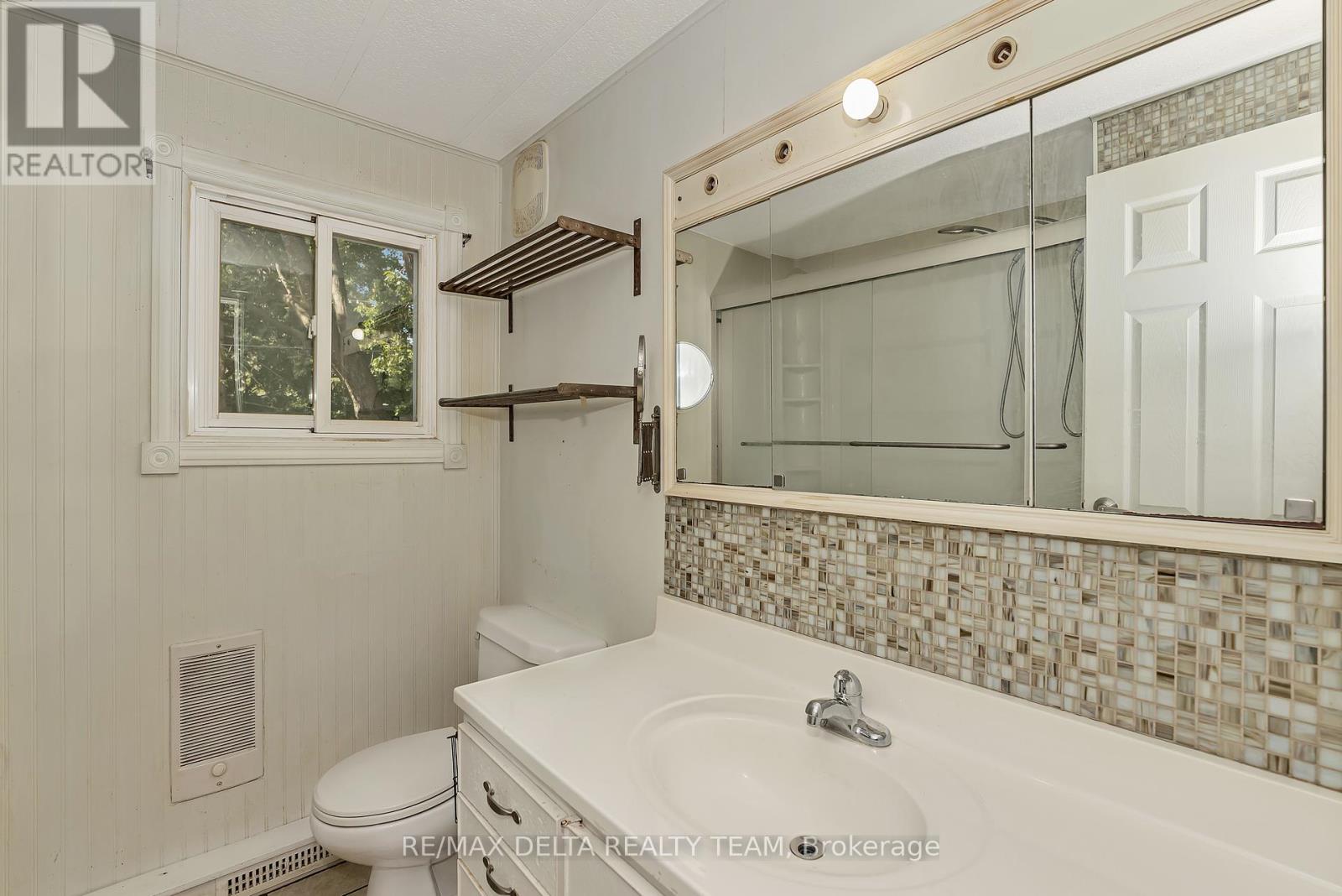 Photo 17 of 25 Fringewood Drive, Ottawa ON