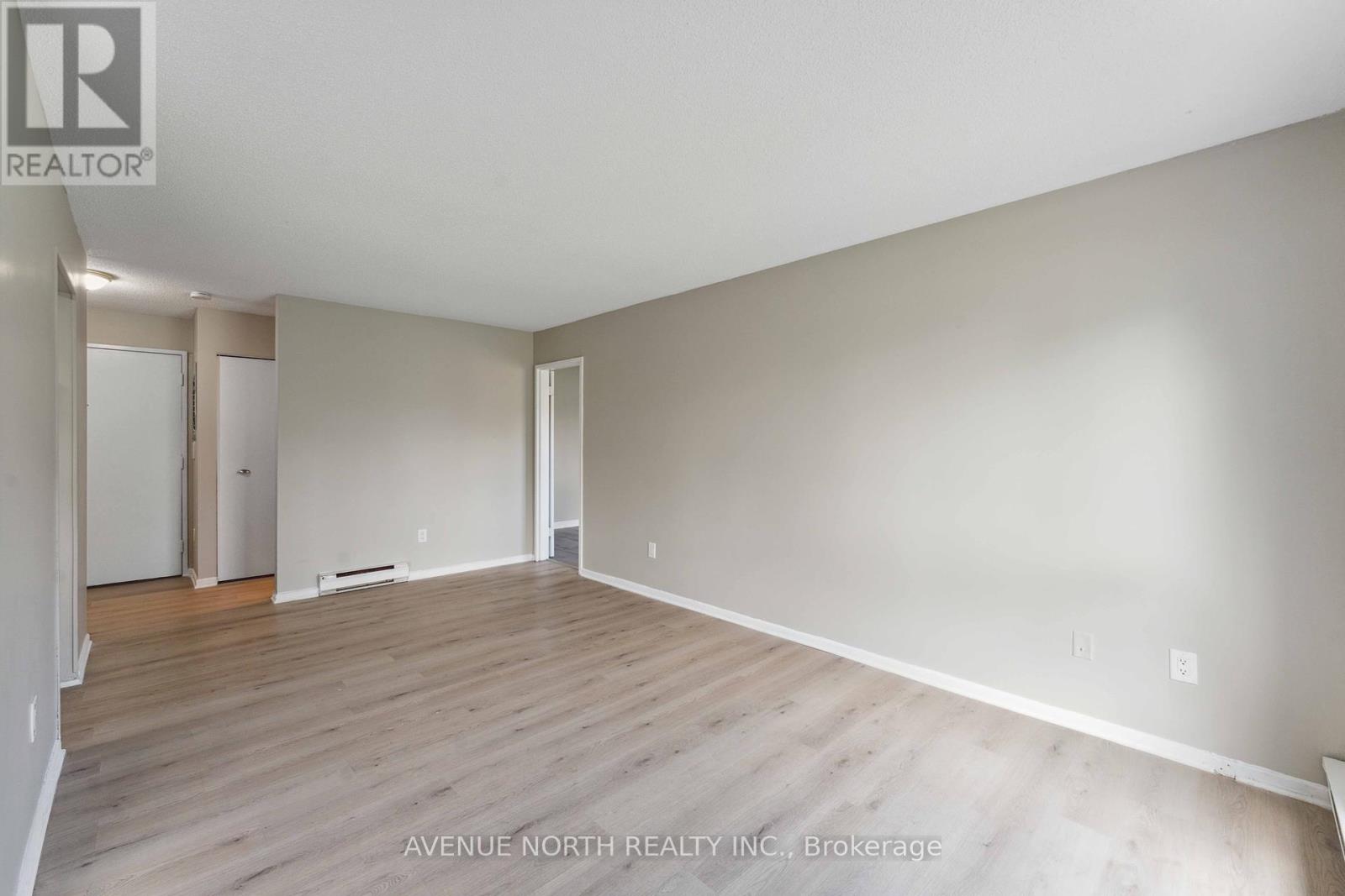 Photo 11 of 34 J 1958 Jasmine Crescent, Ottawa ON