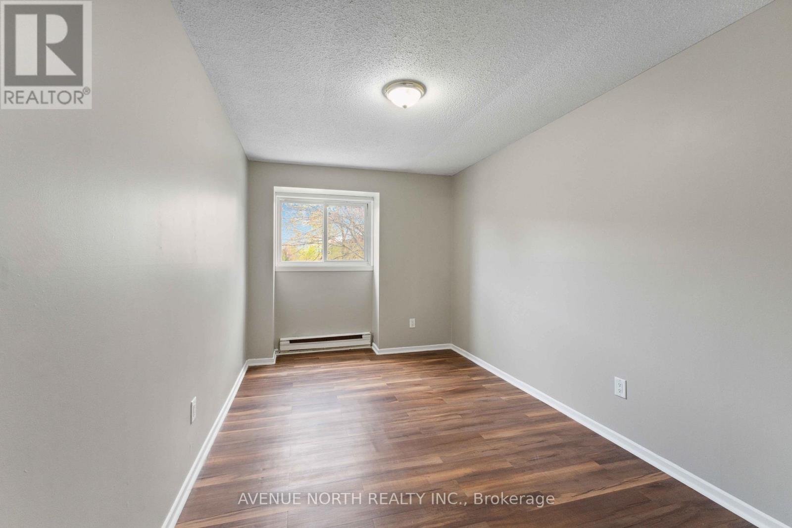 Photo 12 of 34 J 1958 Jasmine Crescent, Ottawa ON