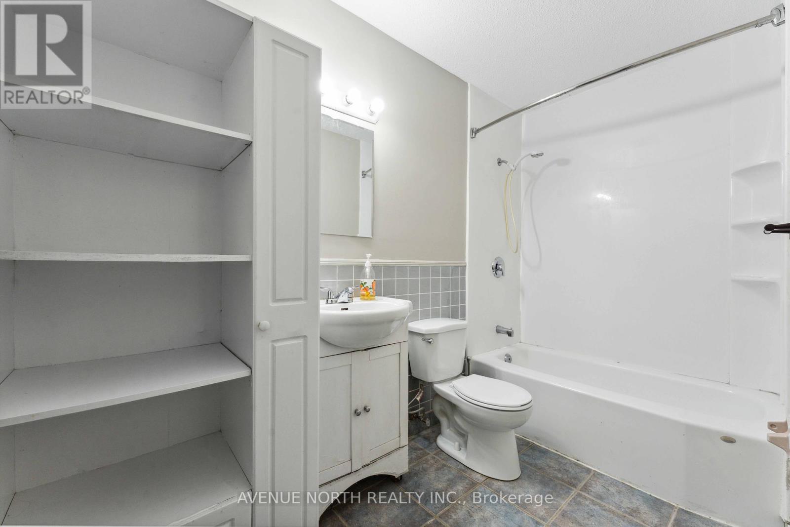 Photo 18 of 34 J 1958 Jasmine Crescent, Ottawa ON