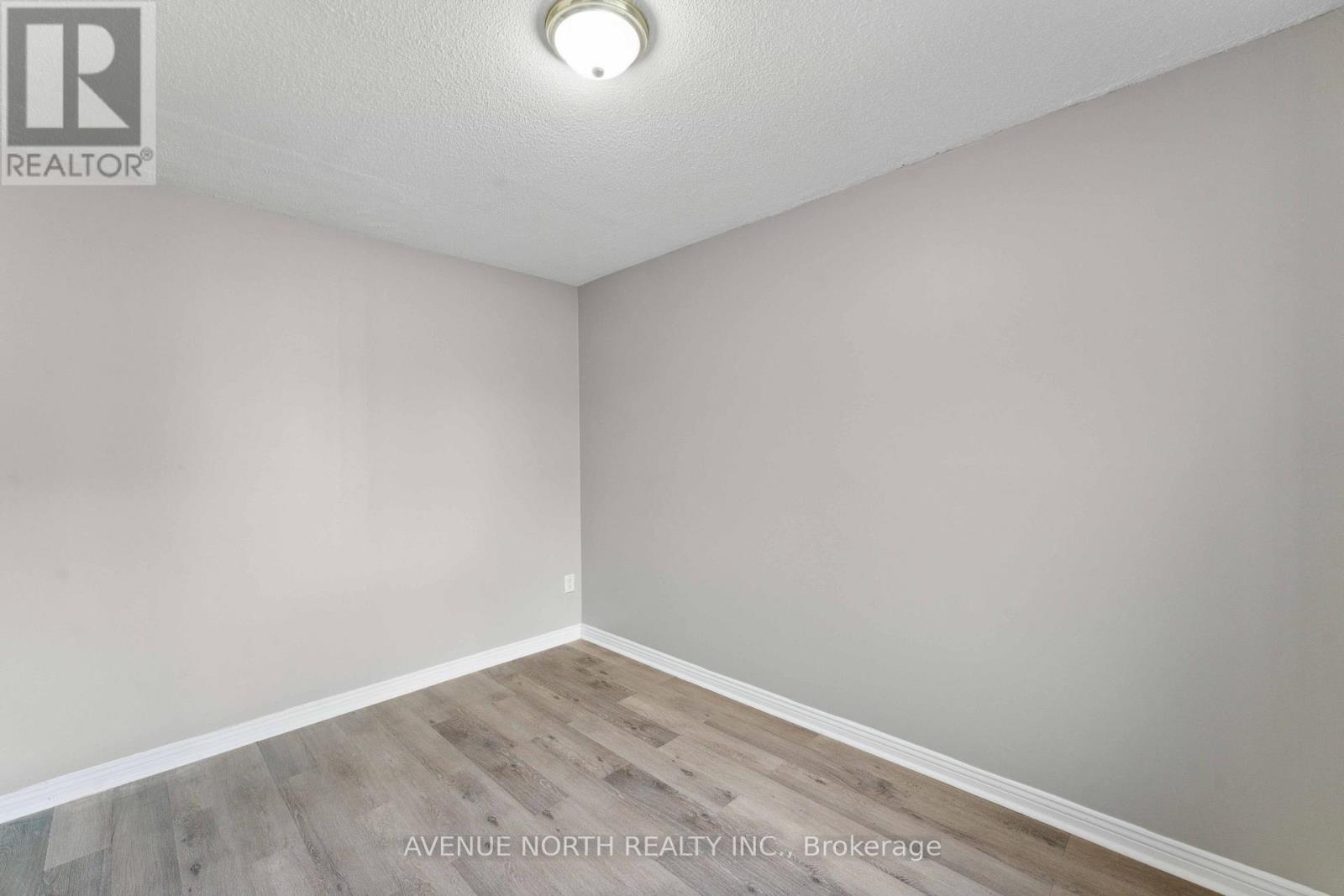 Photo 23 of 34 J 1958 Jasmine Crescent, Ottawa ON