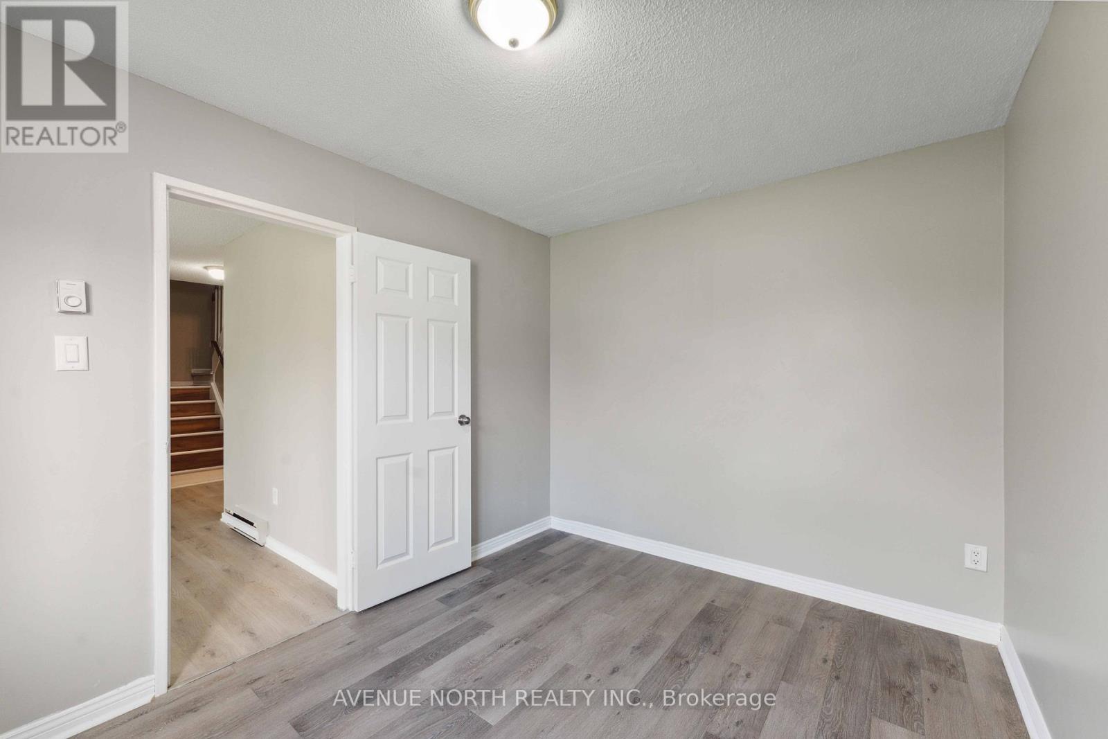 Photo 24 of 34 J 1958 Jasmine Crescent, Ottawa ON