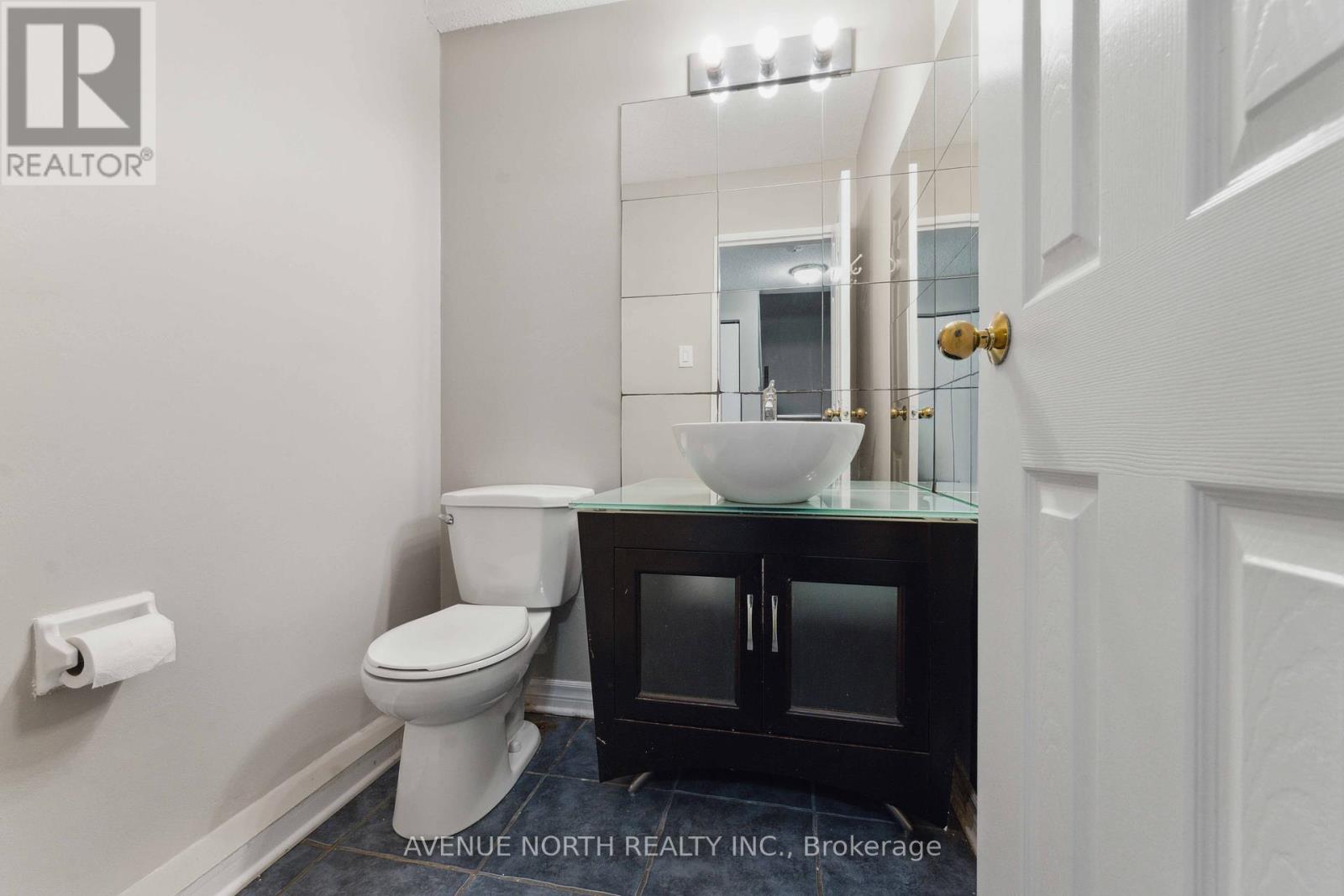 Photo 26 of 34 J 1958 Jasmine Crescent, Ottawa ON