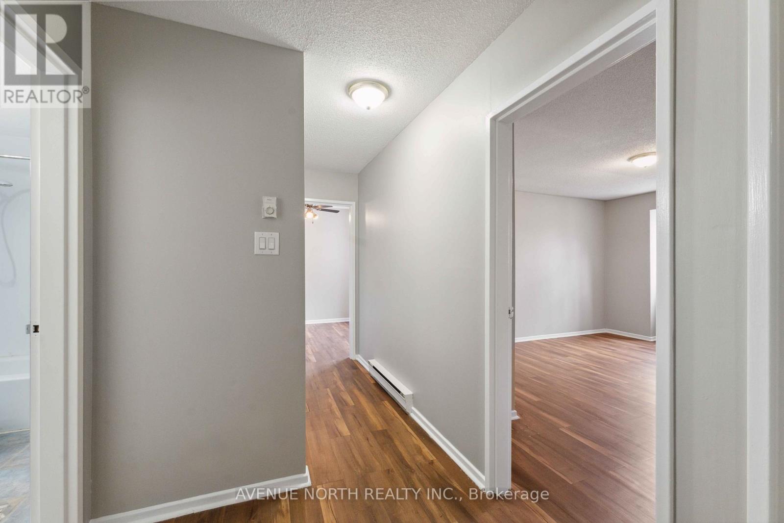 Photo 4 of 34 J 1958 Jasmine Crescent, Ottawa ON