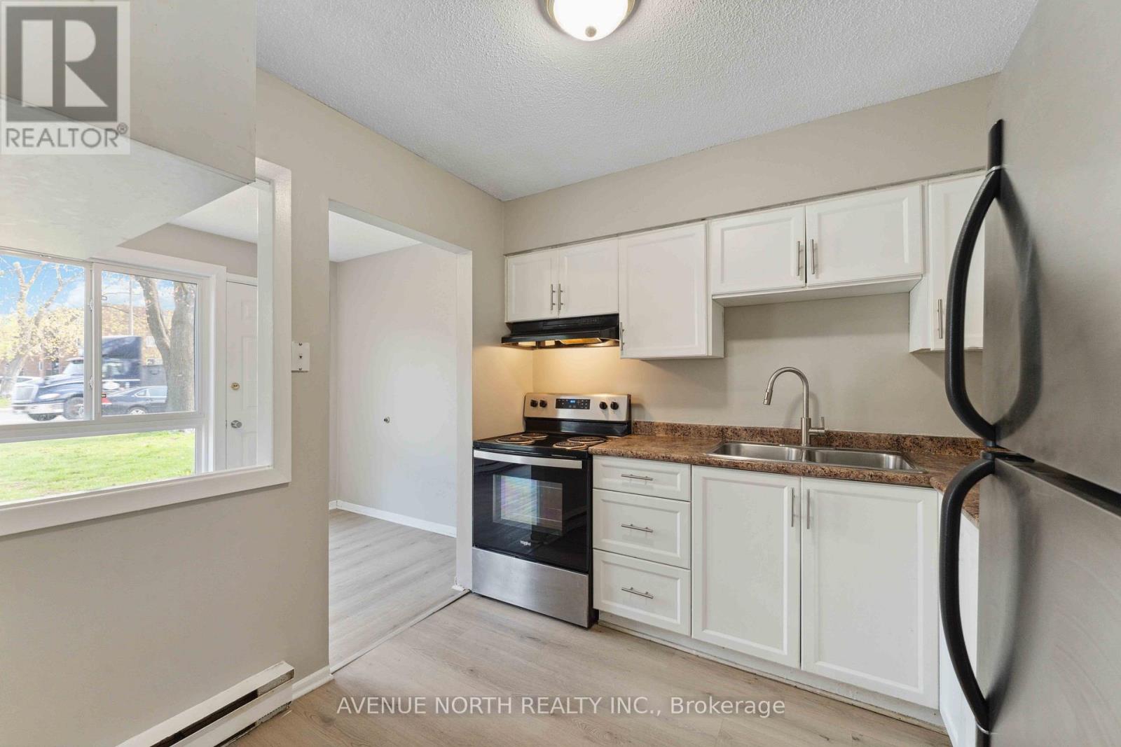 Photo 6 of 34 J 1958 Jasmine Crescent, Ottawa ON