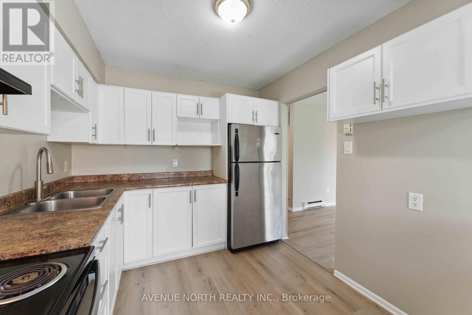 Photo 8 of 34 J 1958 Jasmine Crescent, Ottawa ON