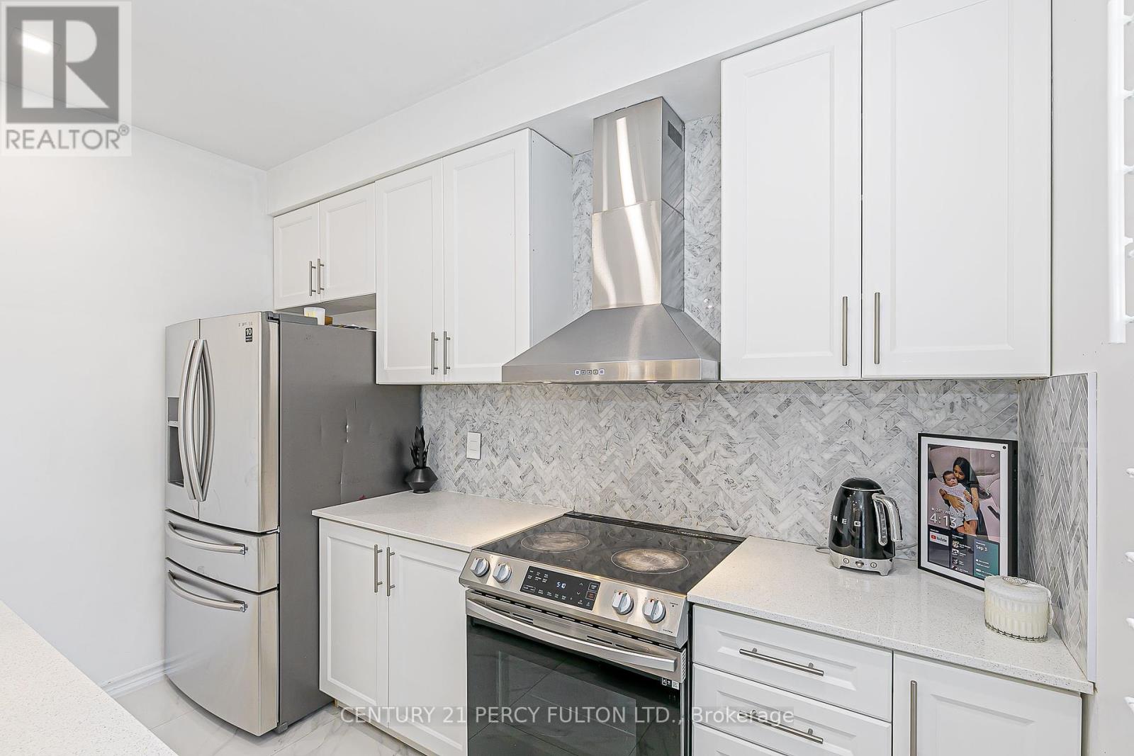 Photo 11 of 29 Vettese Court, Markham ON