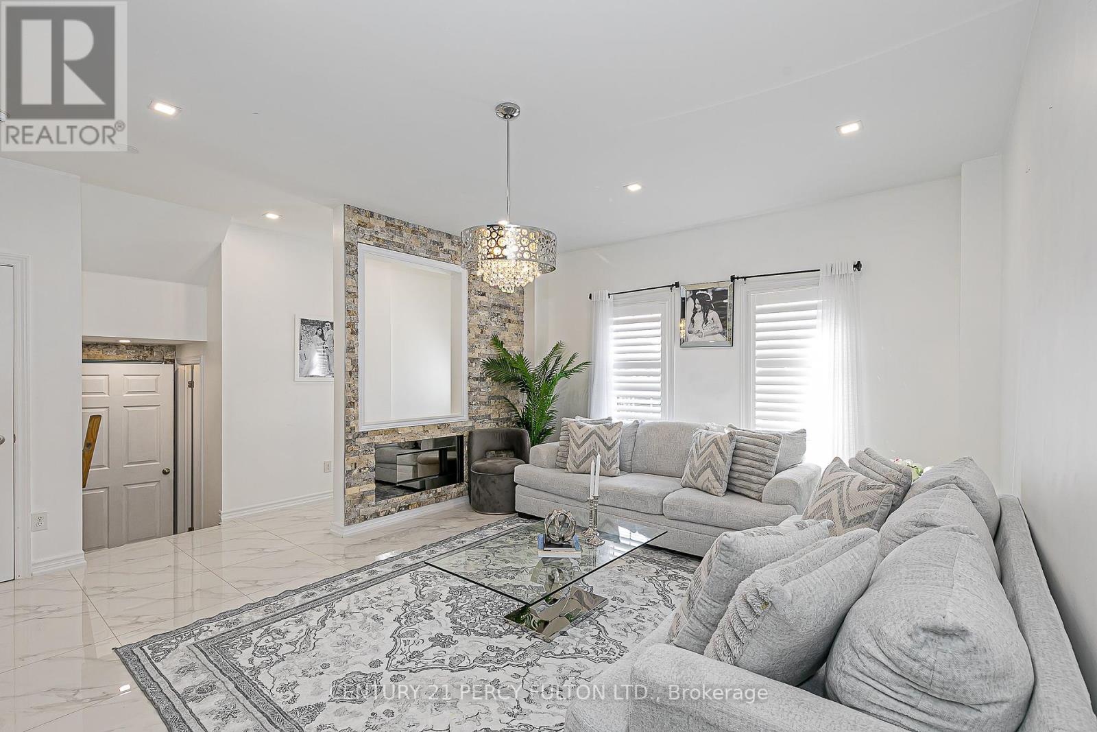 Photo 14 of 29 Vettese Court, Markham ON