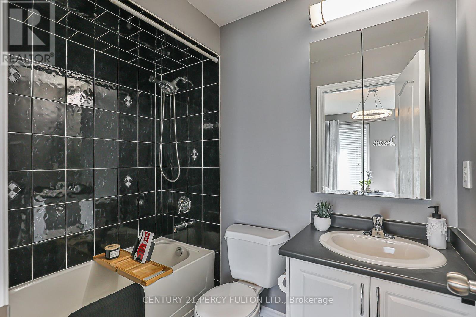 Photo 23 of 29 Vettese Court, Markham ON