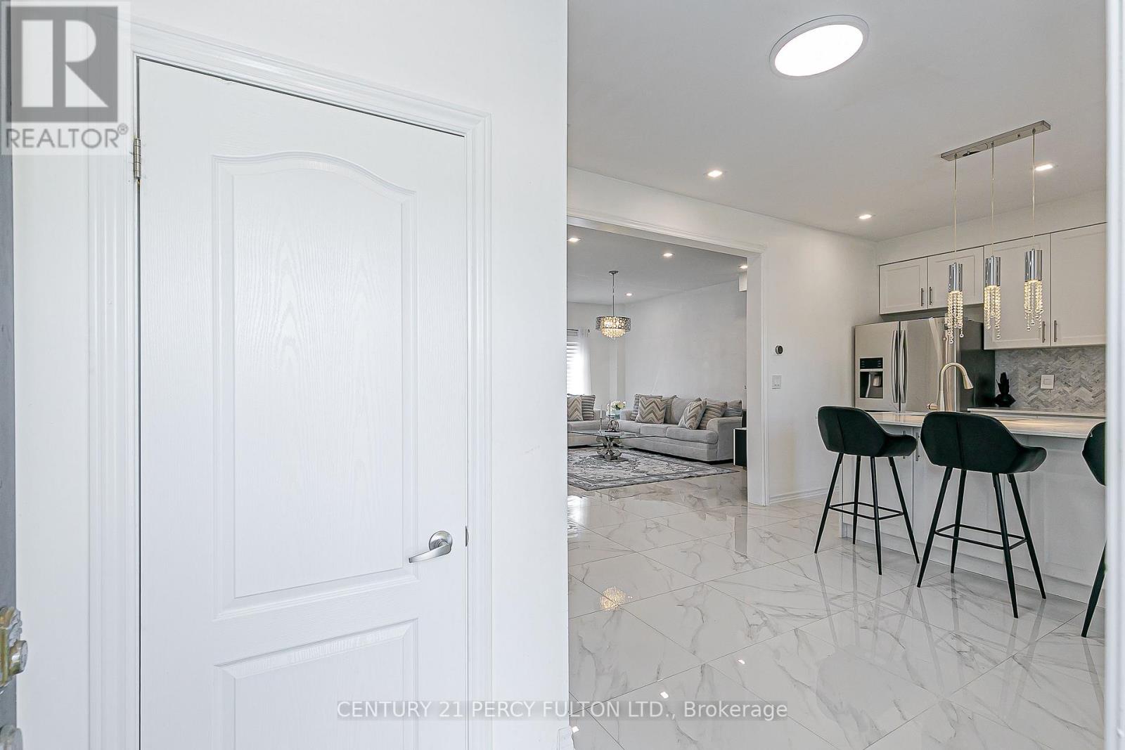 Photo 4 of 29 Vettese Court, Markham ON