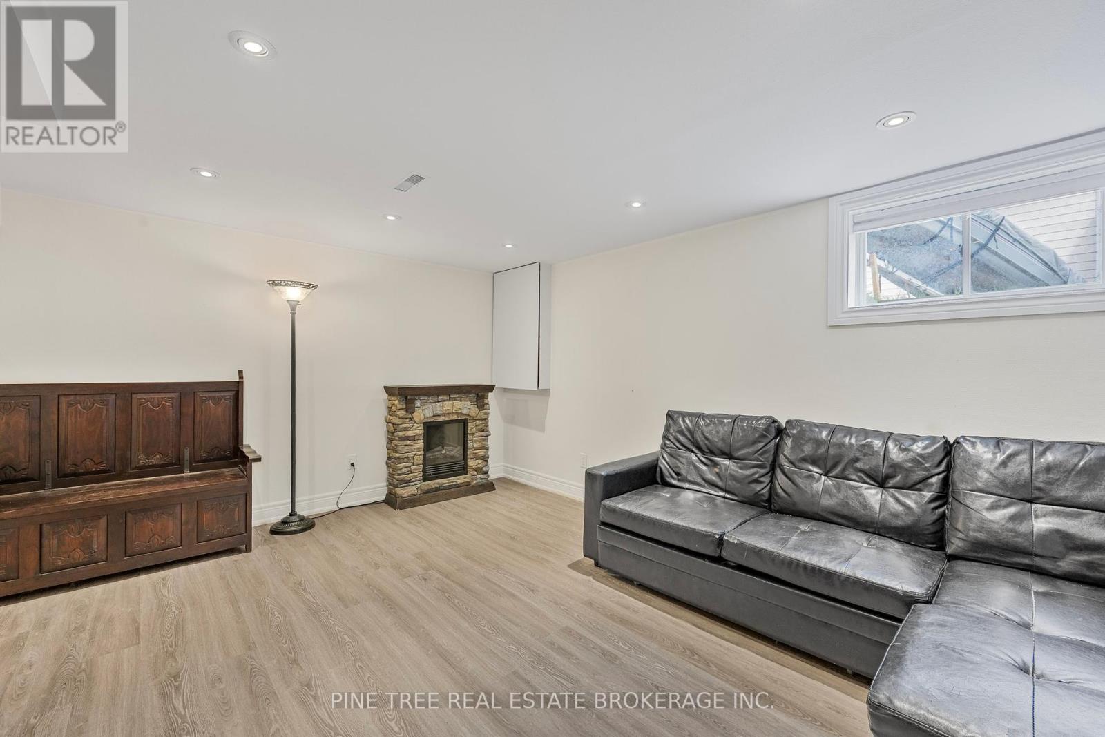 Photo 26 of 85 Elizabeth Street, Barrie ON
