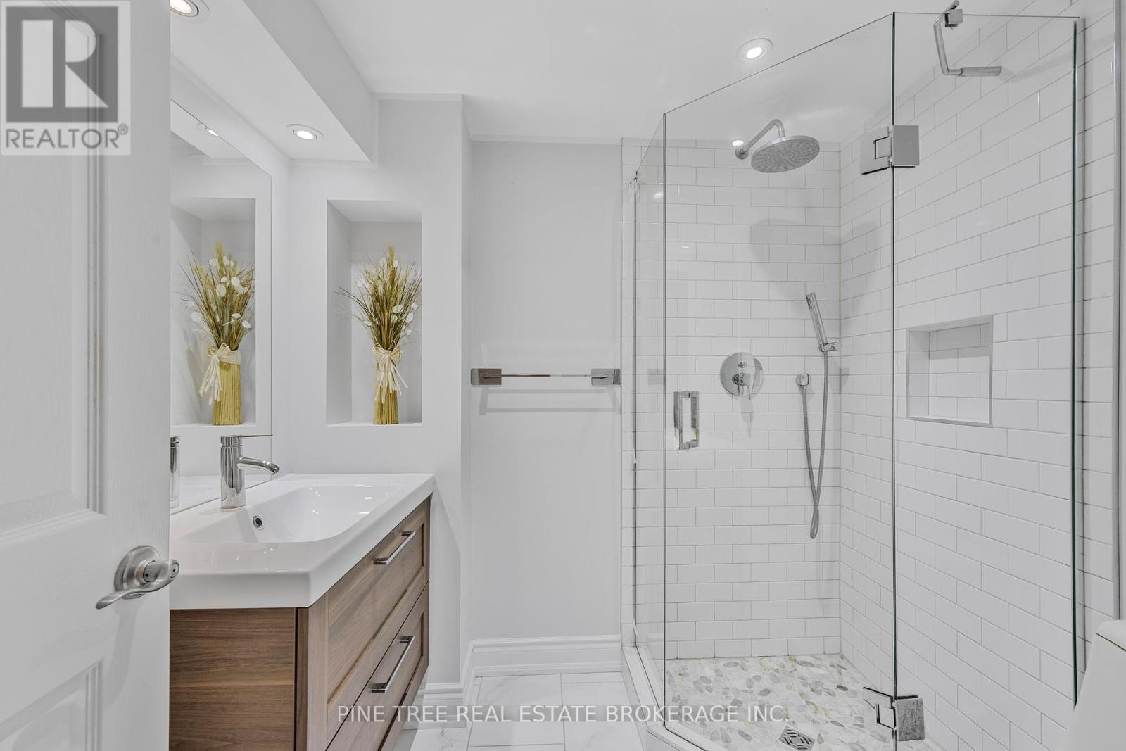 Photo 29 of 85 Elizabeth Street, Barrie ON