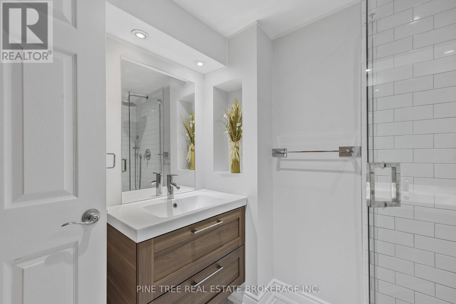 Photo 30 of 85 Elizabeth Street, Barrie ON