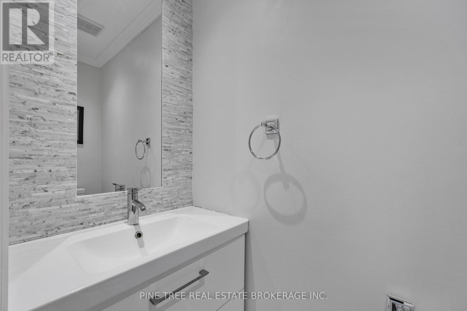 Photo 6 of 85 Elizabeth Street, Barrie ON