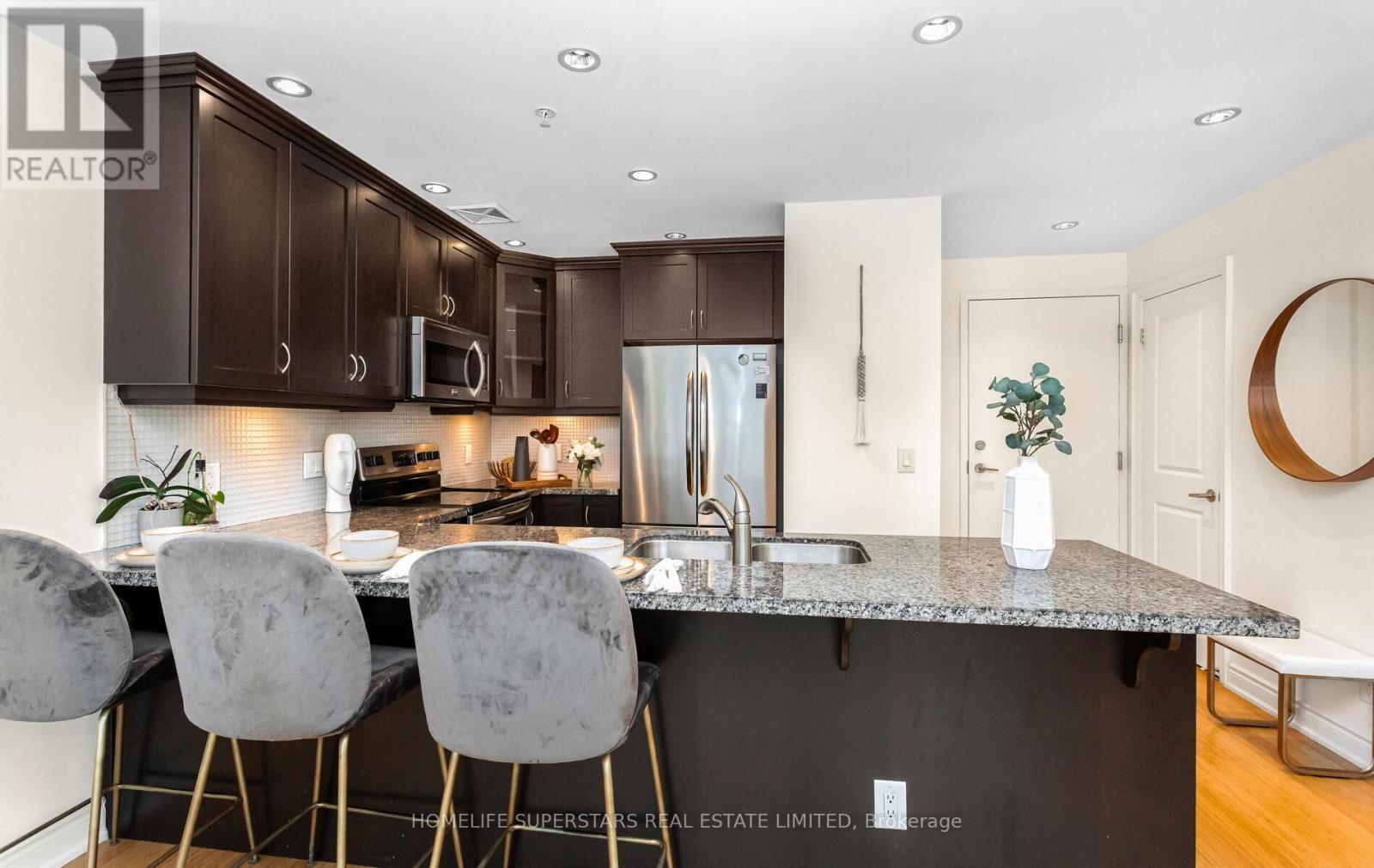 Photo 23 of 302 205 Lakeshore Road W, Oakville ON