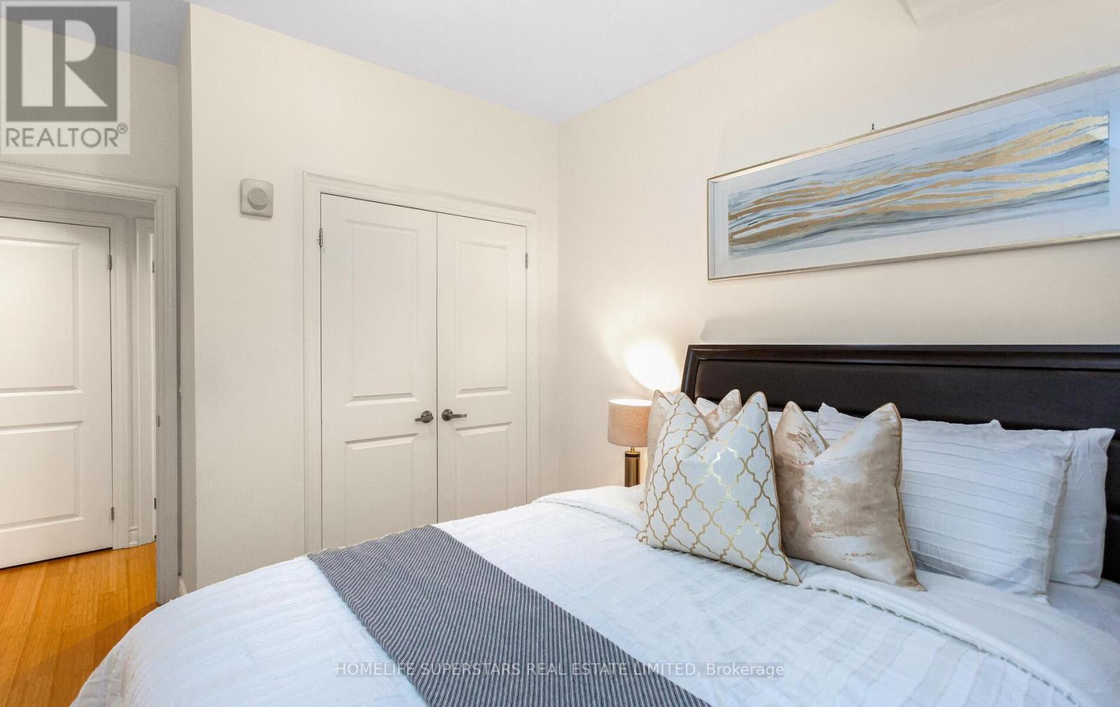 Photo 35 of 302 205 Lakeshore Road W, Oakville ON