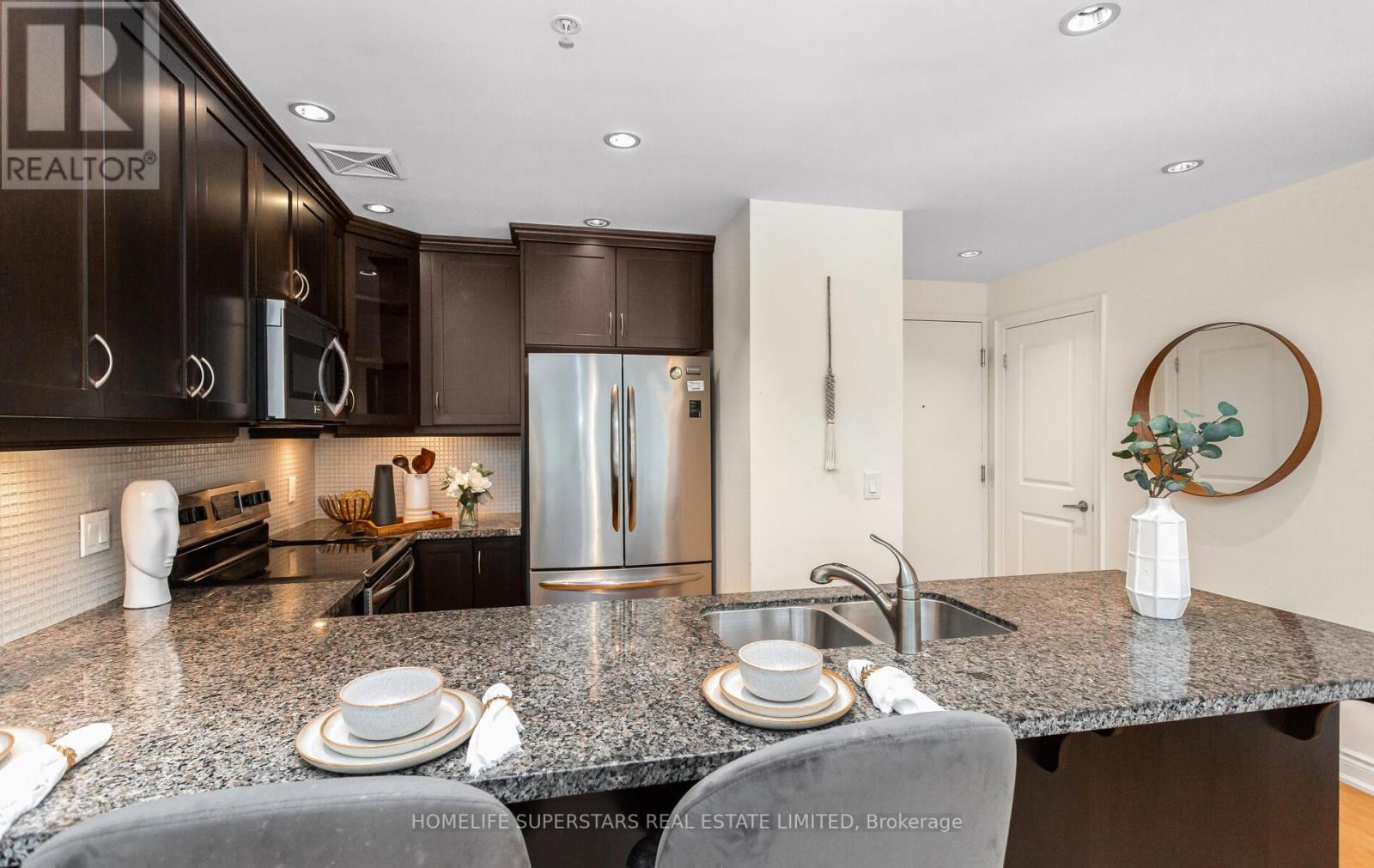 Photo 24 of 302 205 Lakeshore Road W, Oakville ON