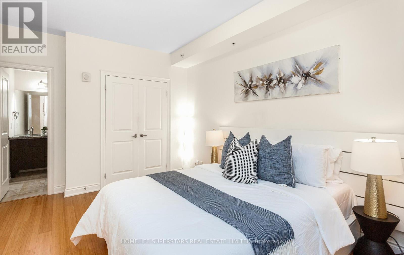 Photo 31 of 302 205 Lakeshore Road W, Oakville ON