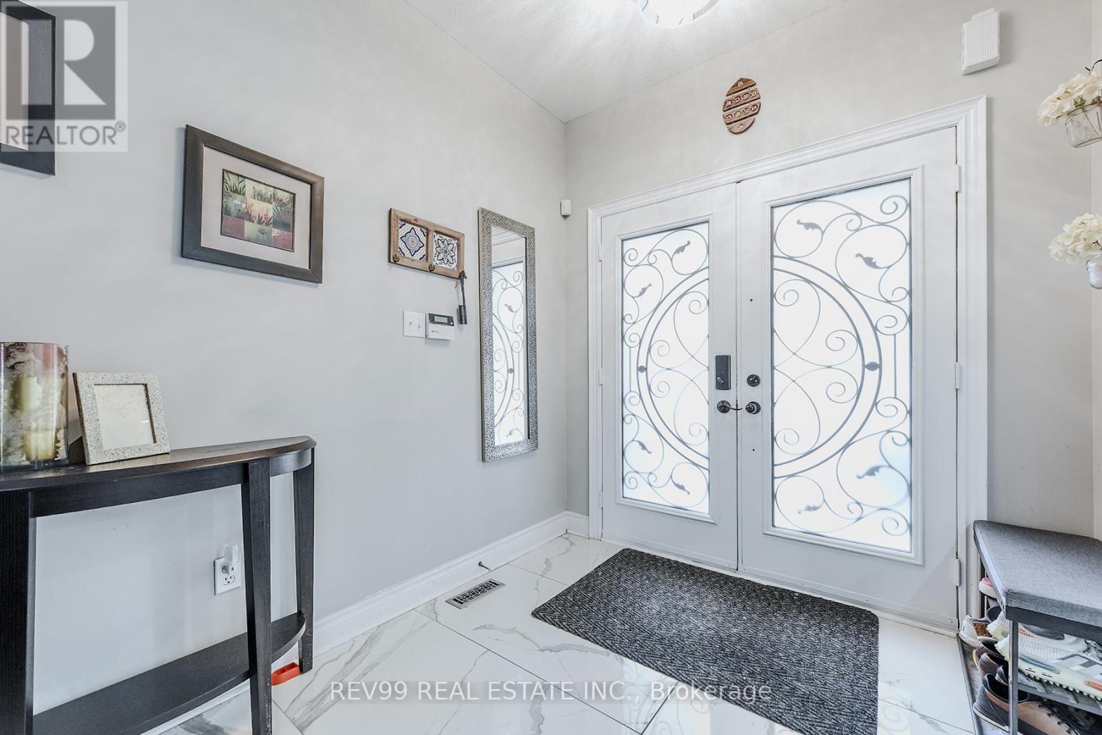 Photo 10 of 39 Bonistel Crescent, Brampton ON
