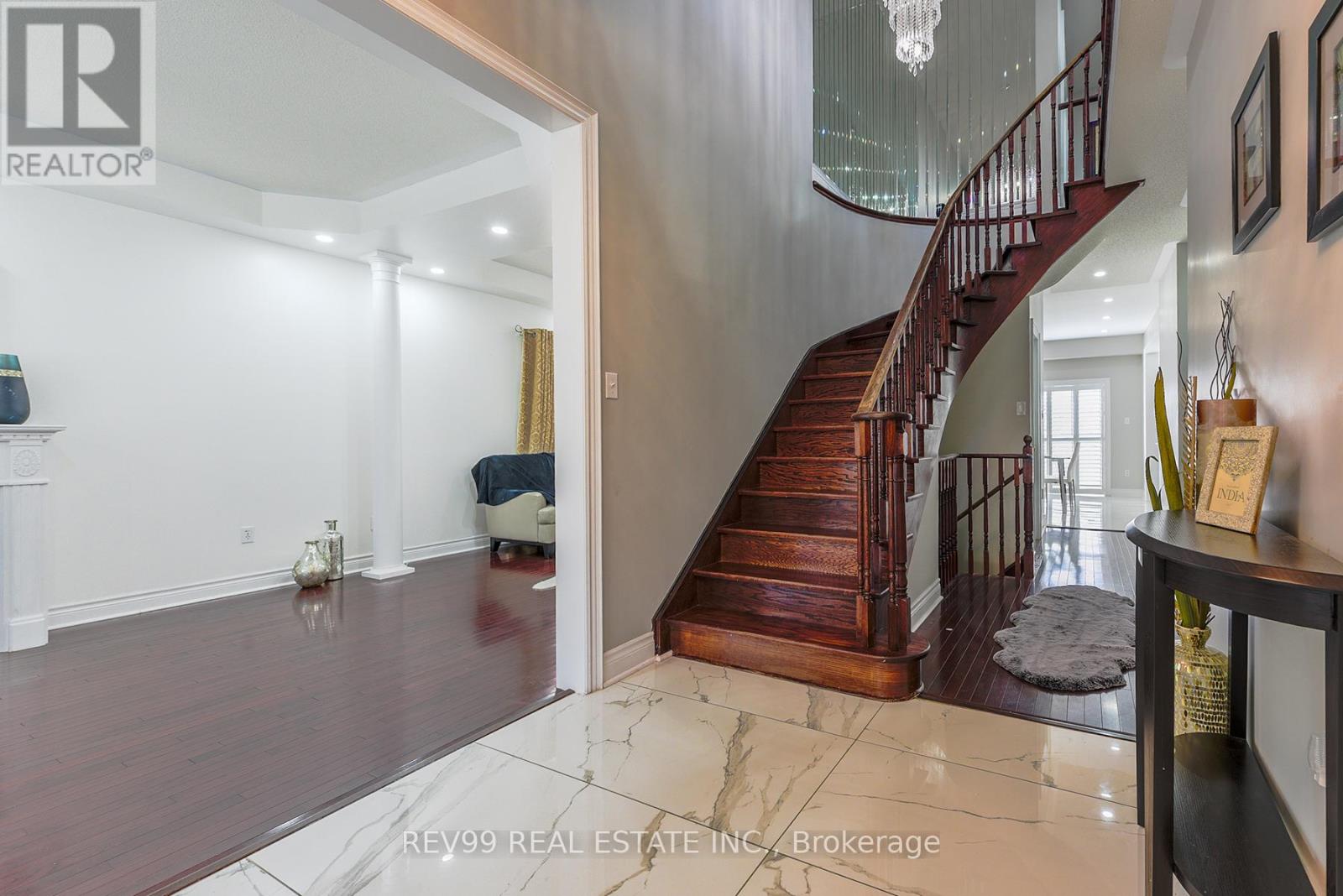 Photo 11 of 39 Bonistel Crescent, Brampton ON