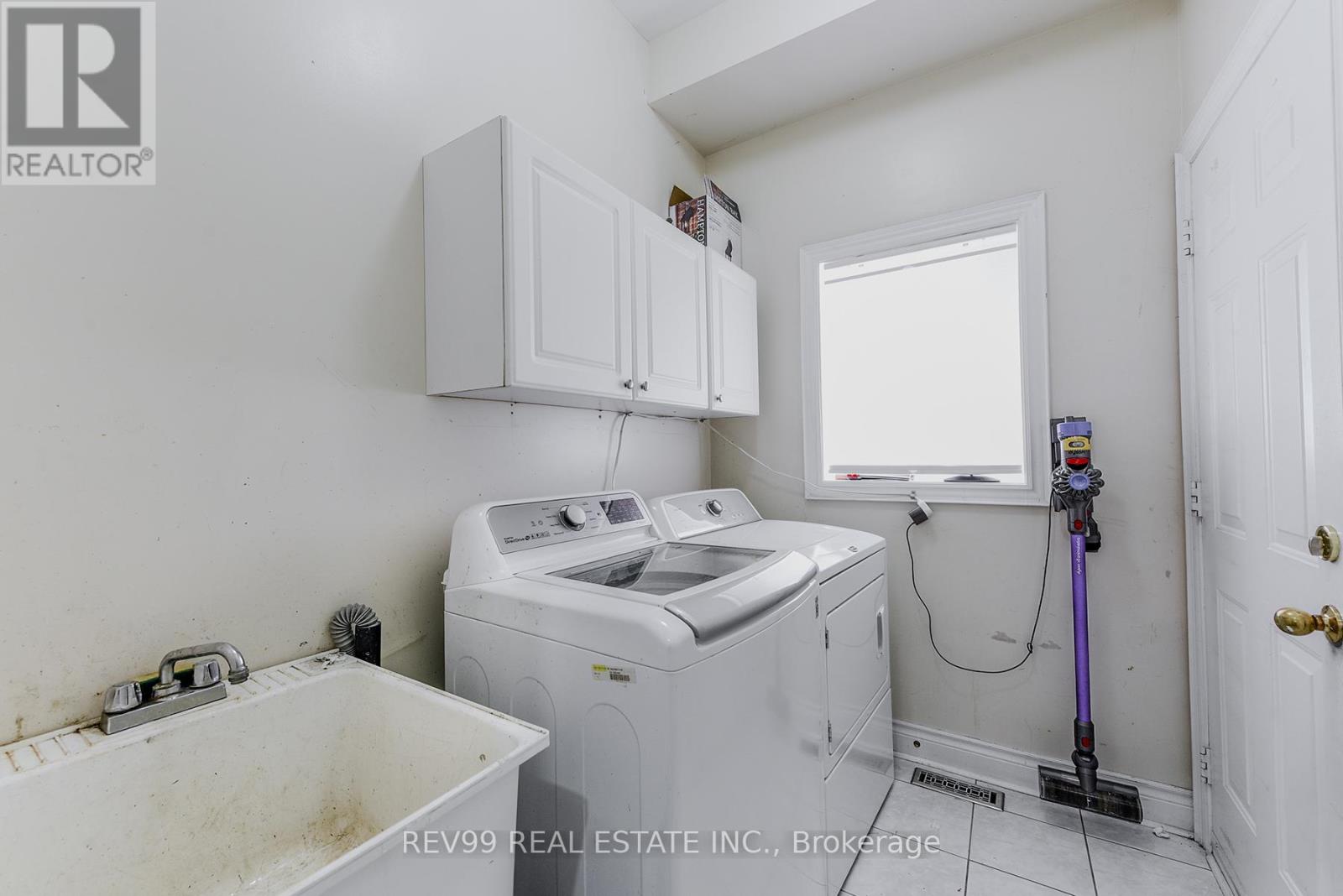 Photo 17 of 39 Bonistel Crescent, Brampton ON