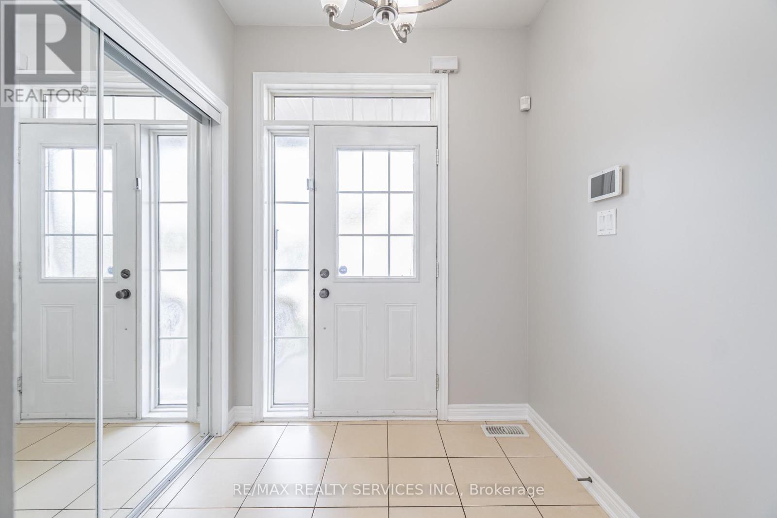 Photo 4 of 12 Seedland Crescent, Brampton ON