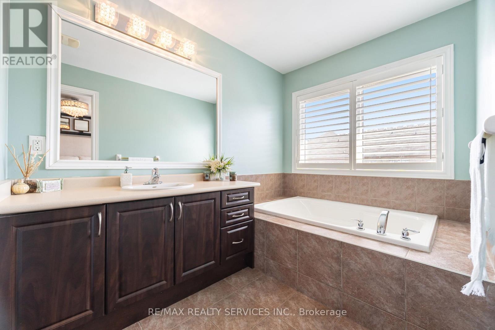 Photo 21 of 12 Seedland Crescent, Brampton ON