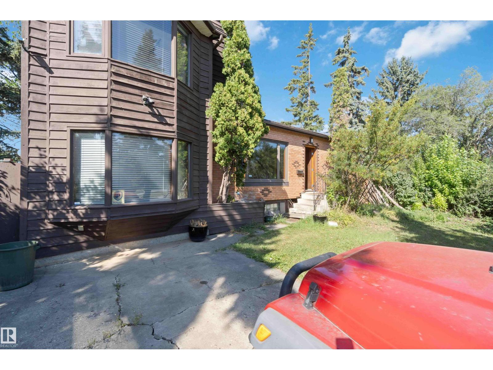 Photo 3 of 11026 110 Av Nw, Edmonton AB