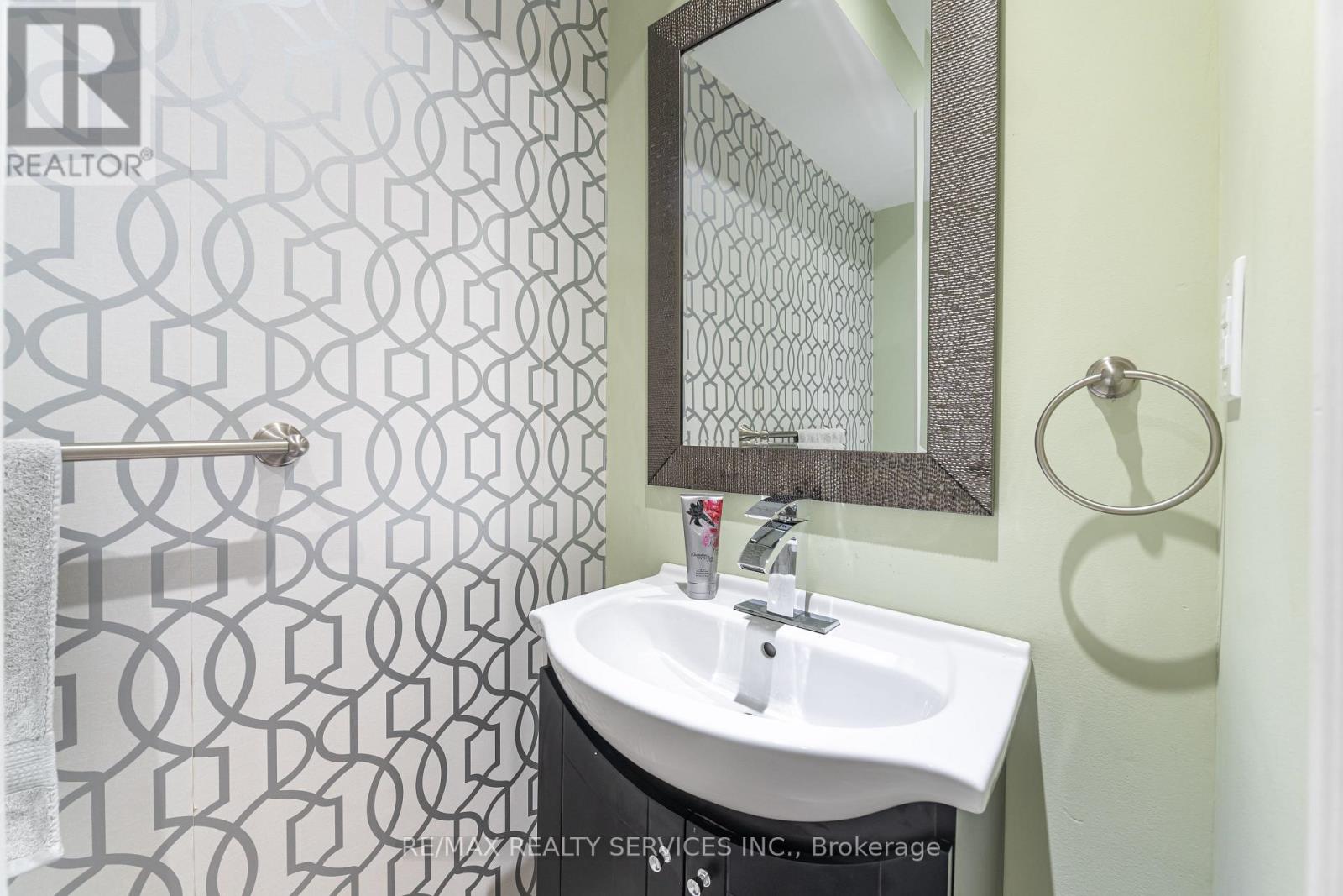 Photo 37 of 12 Seedland Crescent, Brampton ON