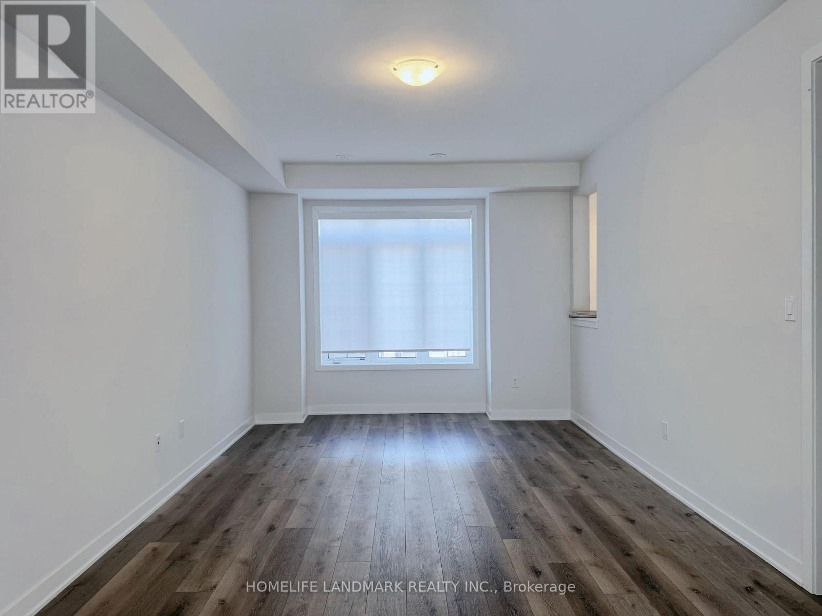 Photo 2 of 52 Selfridge Way, Whitby ON