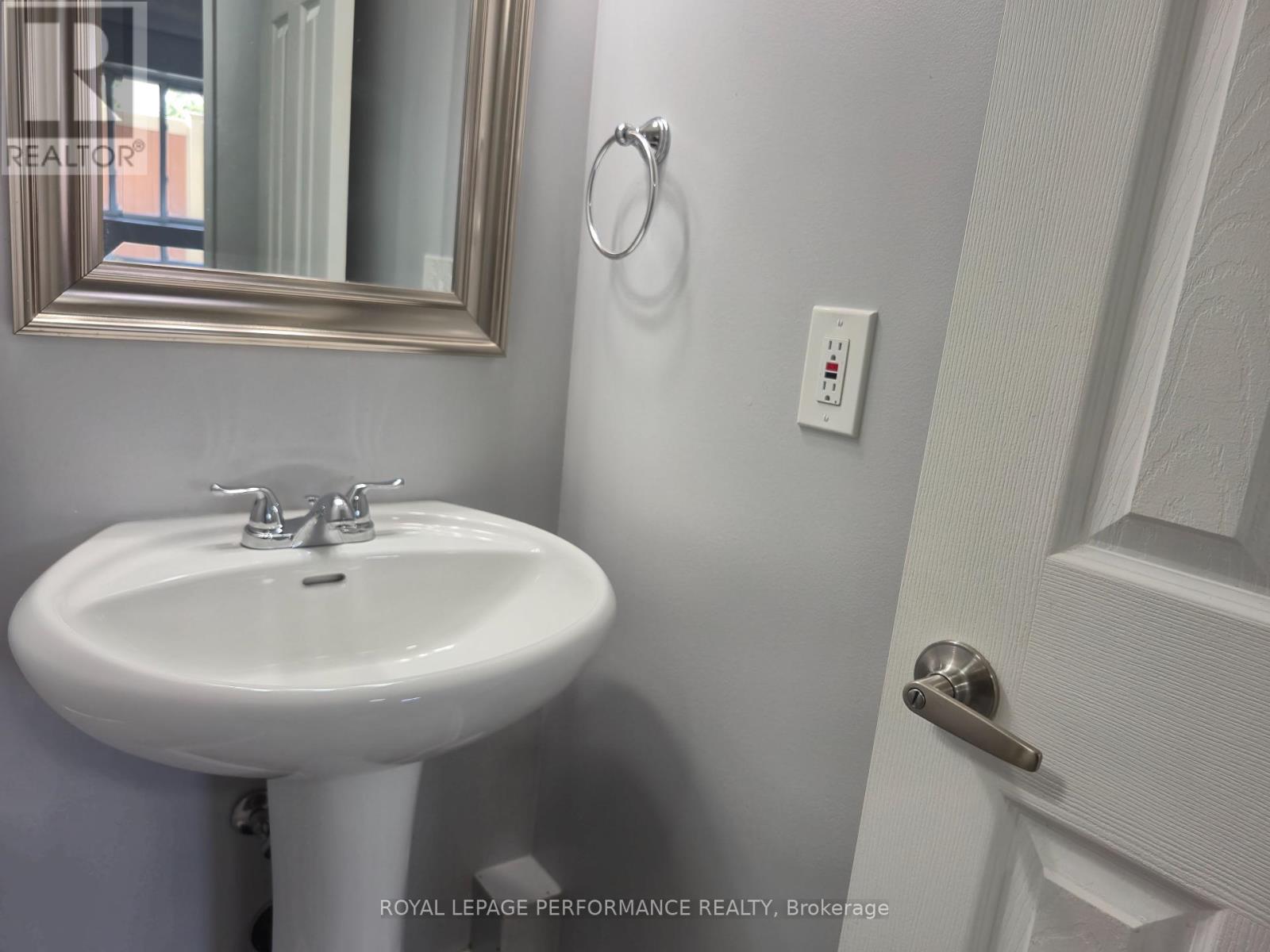 Photo 17 of 44 A 802 St Andre Drive, Ottawa ON