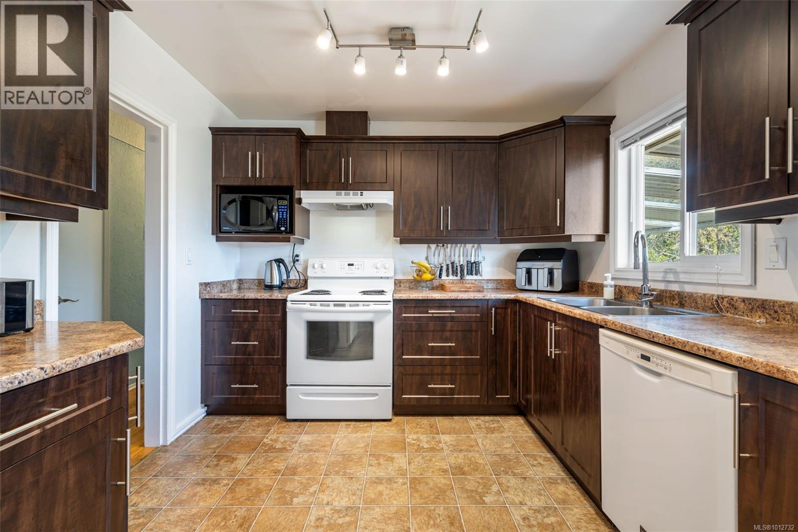 Photo 11 of 4309 Savoy Pl, Saanich BC