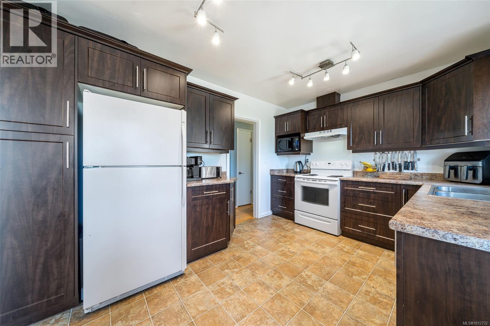 Photo 12 of 4309 Savoy Pl, Saanich BC