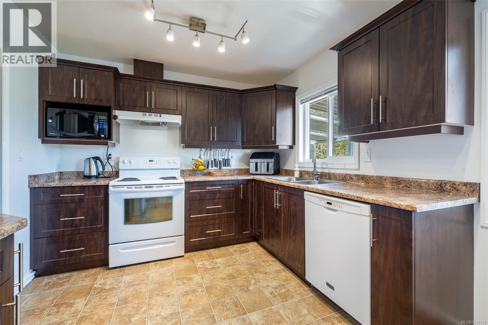 Photo 13 of 4309 Savoy Pl, Saanich BC