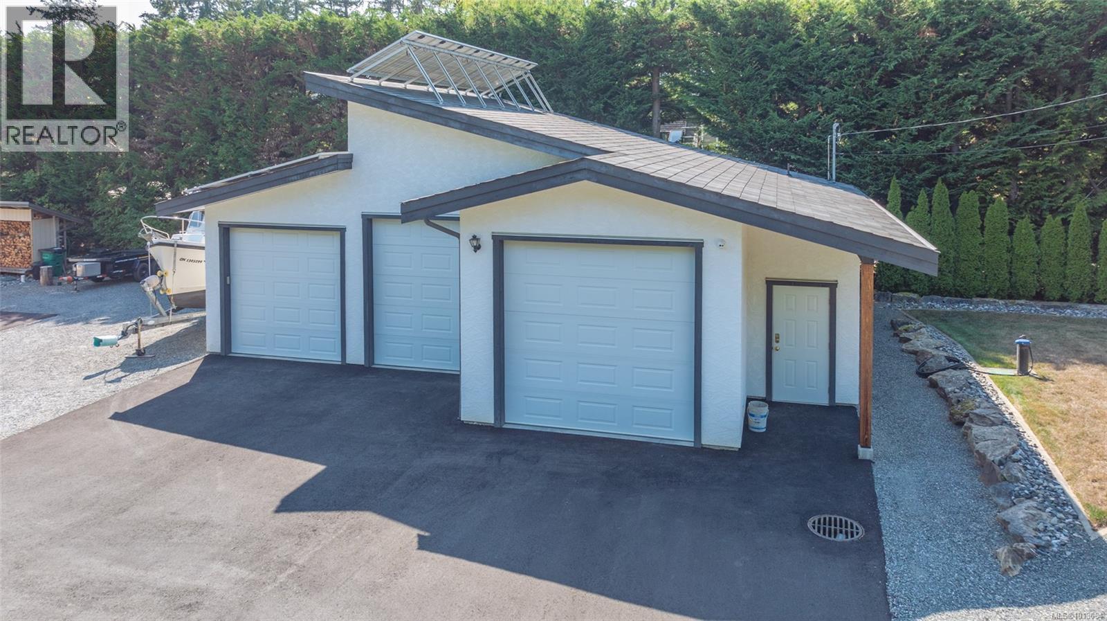 Photo 5 of 4718 4720 Shell Beach Rd, Ladysmith BC