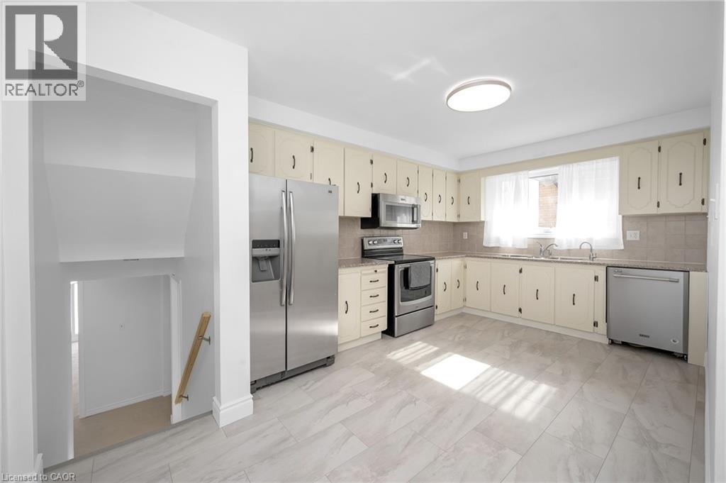 Photo 12 of 105 Lavina Crescent, Hamilton ON