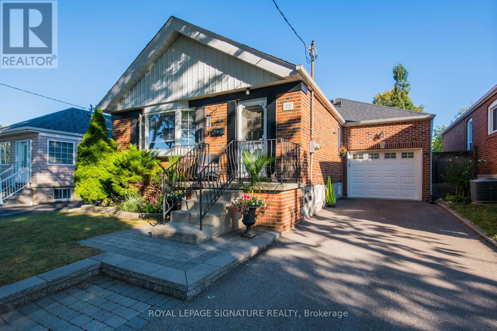 Photo 1 of 22 Bardwell Crescent, Toronto ON