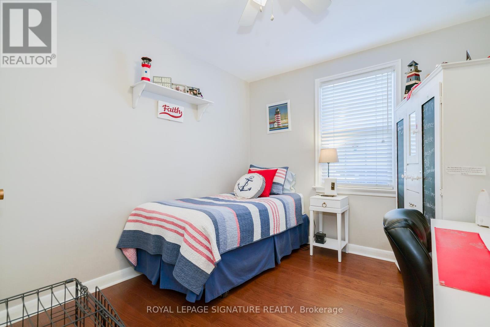 Photo 12 of 22 Bardwell Crescent, Toronto ON