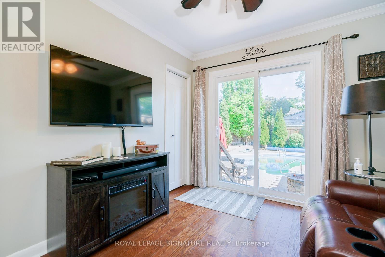 Photo 15 of 22 Bardwell Crescent, Toronto ON