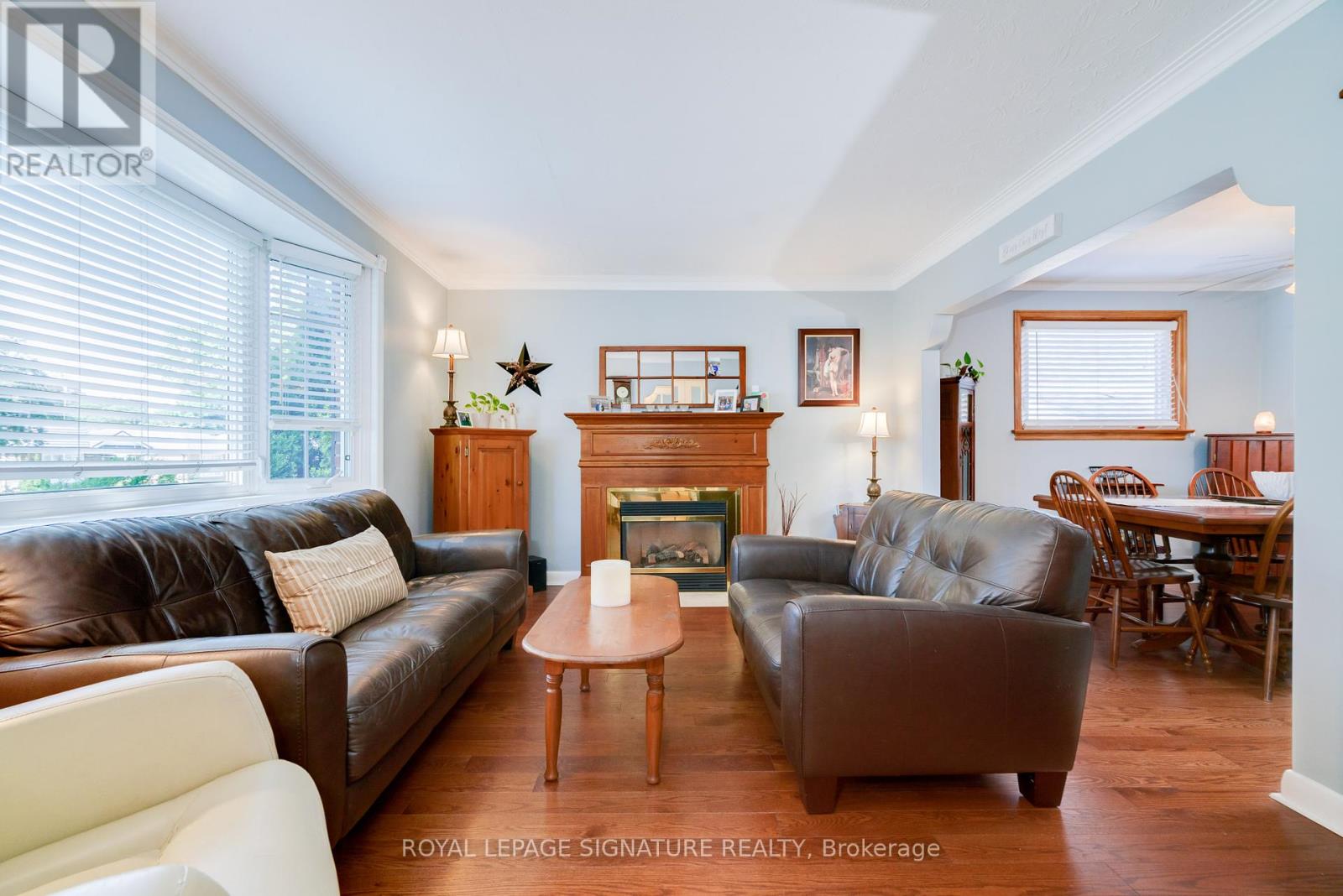 Photo 2 of 22 Bardwell Crescent, Toronto ON