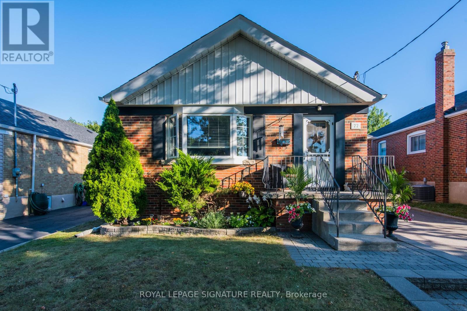 Photo 39 of 22 Bardwell Crescent, Toronto ON
