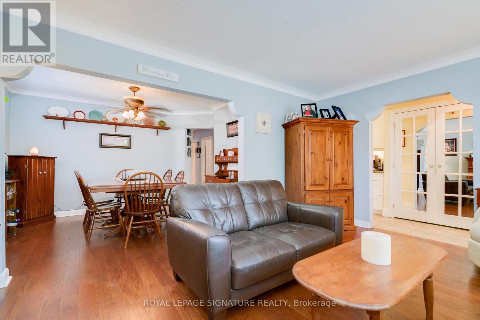 Photo 4 of 22 Bardwell Crescent, Toronto ON