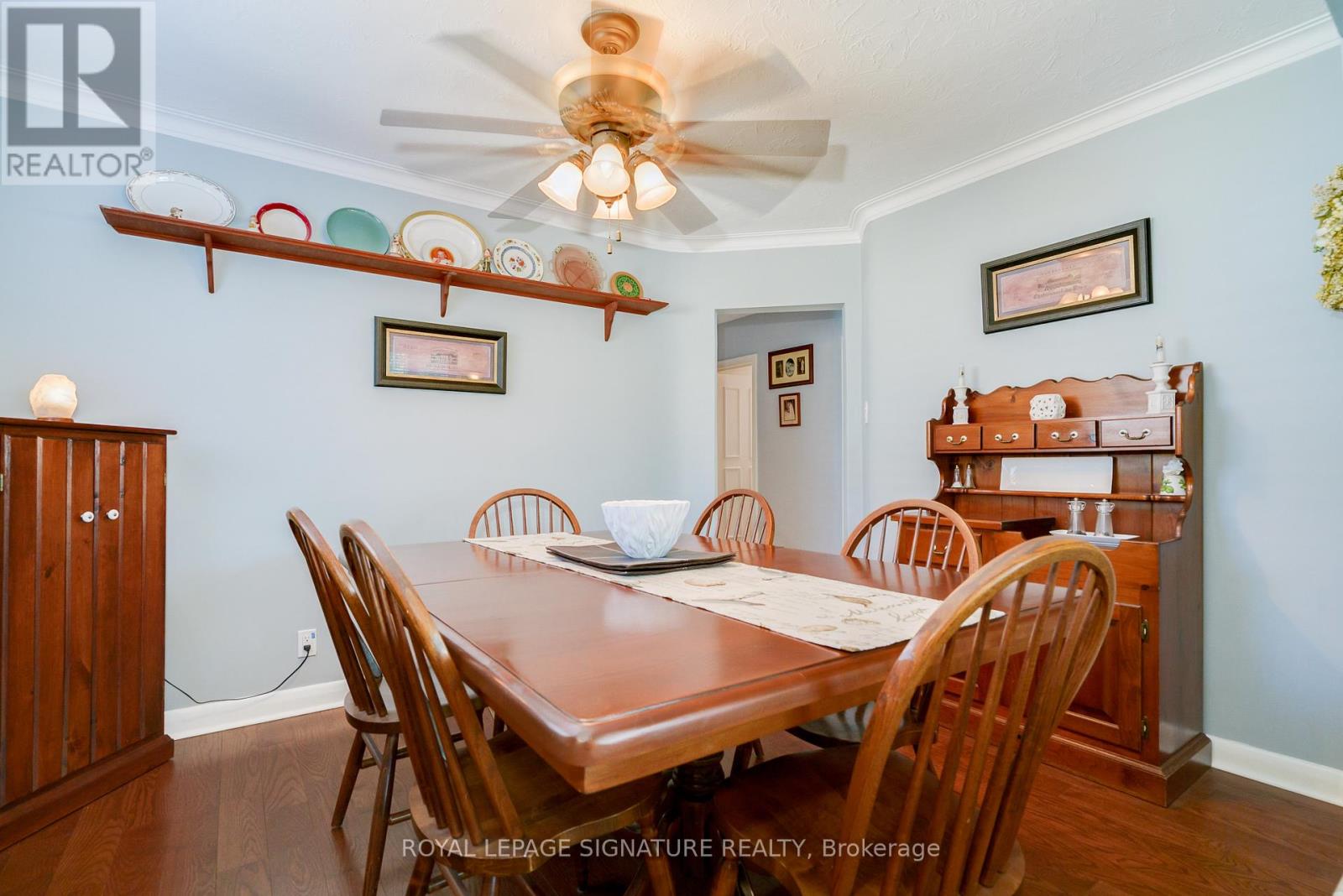 Photo 5 of 22 Bardwell Crescent, Toronto ON