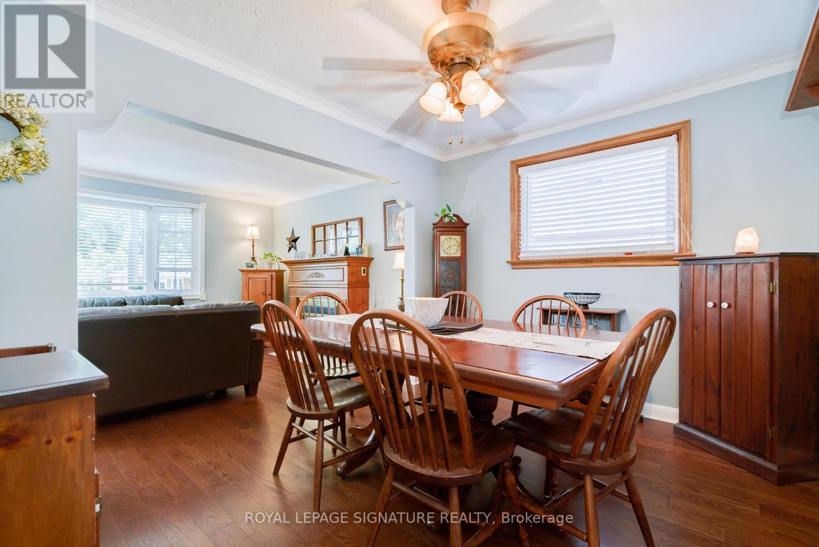 Photo 6 of 22 Bardwell Crescent, Toronto ON