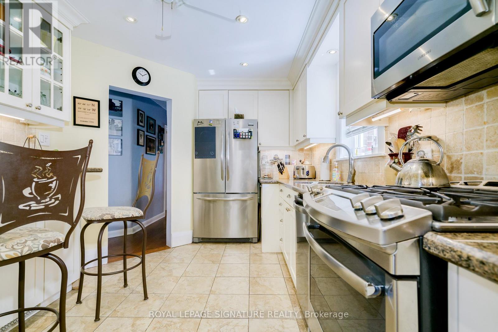 Photo 8 of 22 Bardwell Crescent, Toronto ON