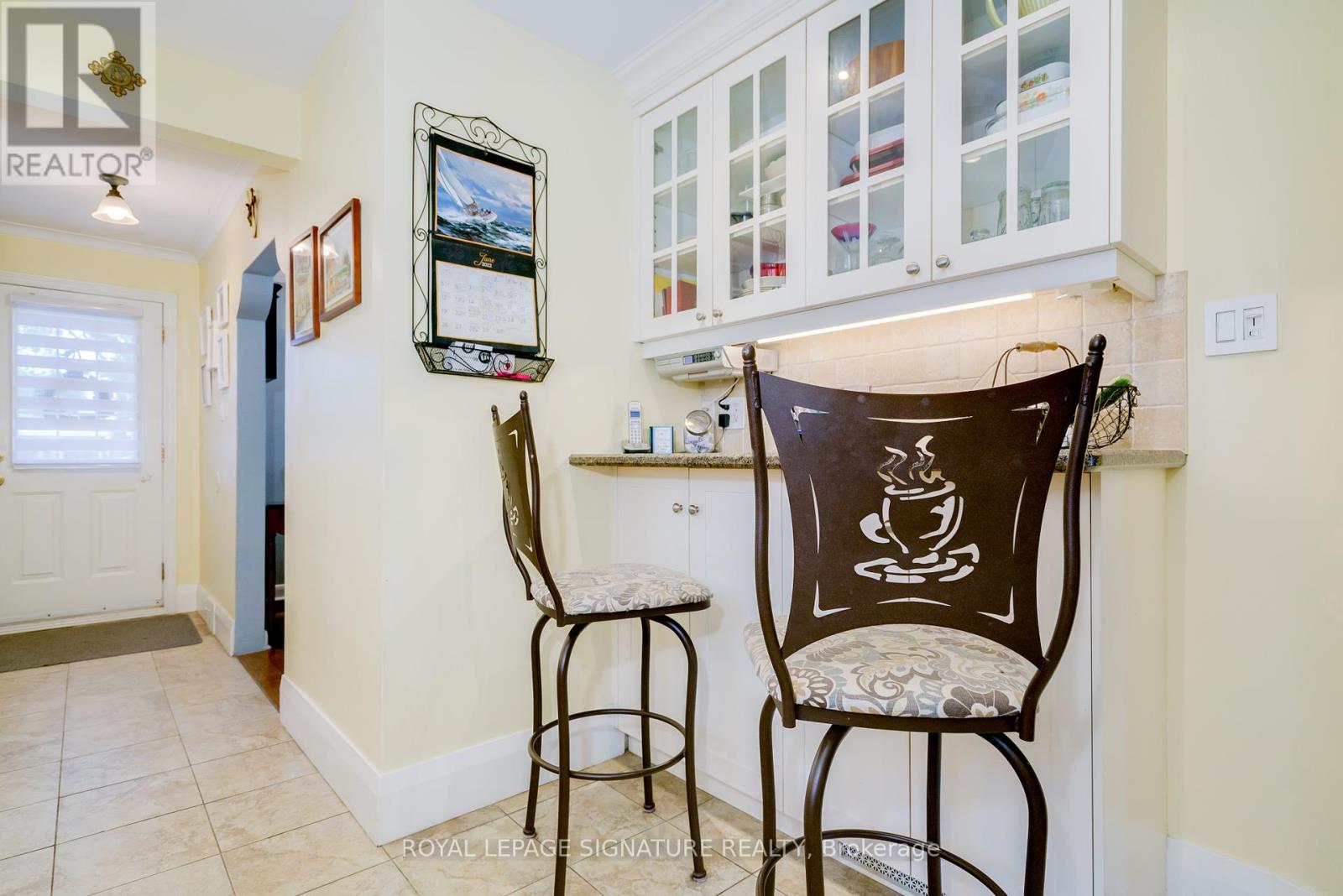 Photo 9 of 22 Bardwell Crescent, Toronto ON